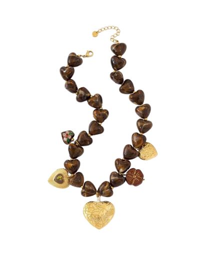 Hartjesketting met marmer effect en gouden bedels