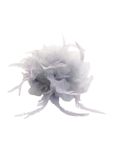Grijze organza en veren haaraccessoire of corsage