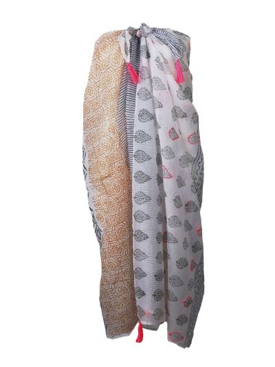Witte sarong met ornament in goud en hardroze
