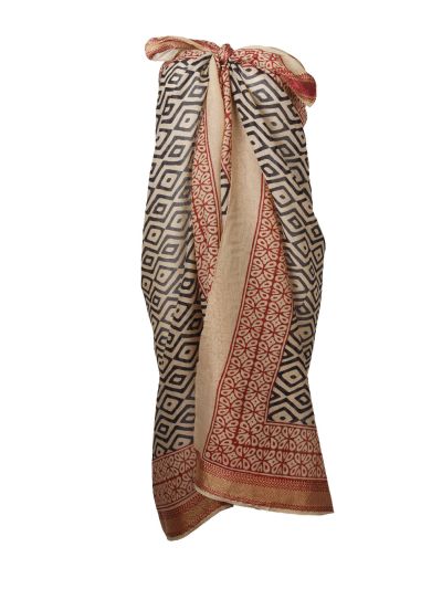 Zandkleurige sarong met ornament print in rood-zwart