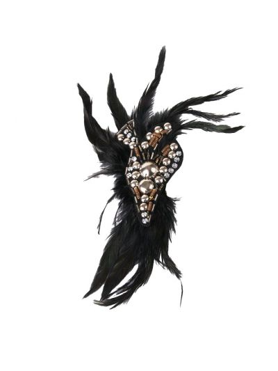 Zwarte hanenveren corsage met studs en lovertjes