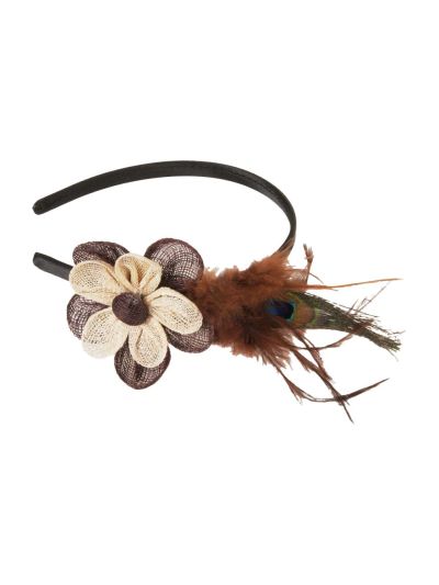 Bruine fascinator met sinamay bloem, veren en pauwenoog