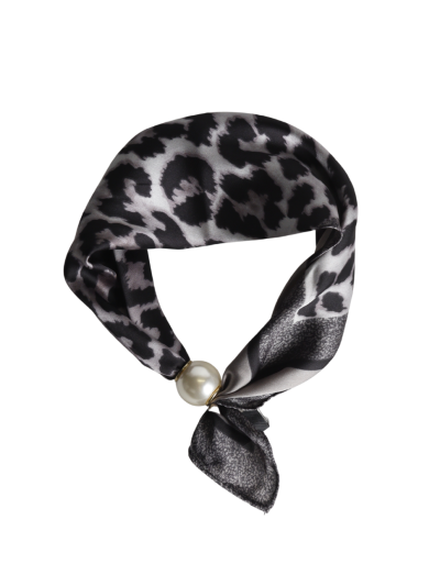 Leopard sjaaltje met parel sluiting