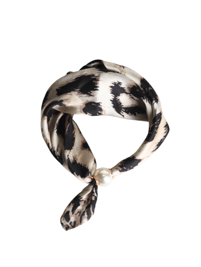Leopard sjaaltje met parel sluiting