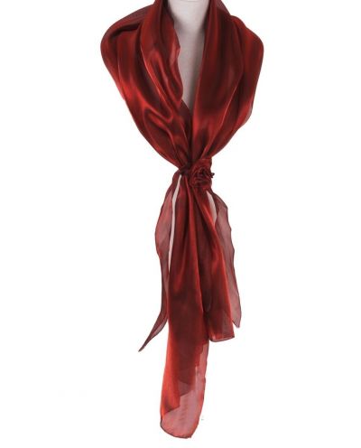 Wijnrode organza stola met rozen corsage