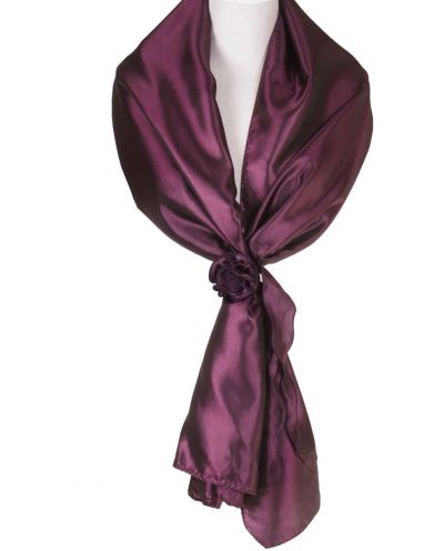Aubergine kleurige stola van taft met rozen corsage
