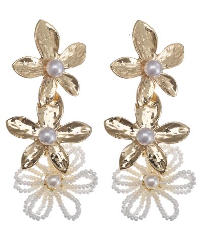 Bloemen oorbellen met parels