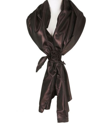Donkerbruine stola met losse rozencorsage op strikband