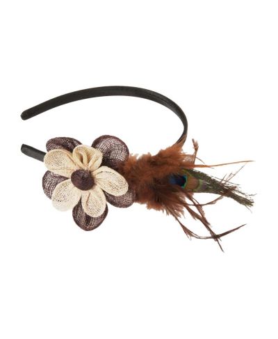 Bruine fascinator met sinamay bloem, veren en pauwenoog