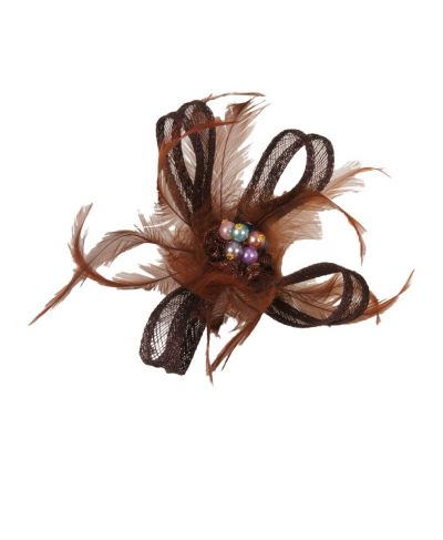 Bruine fascinator met sinamay strik, veertjes en toef van parels
