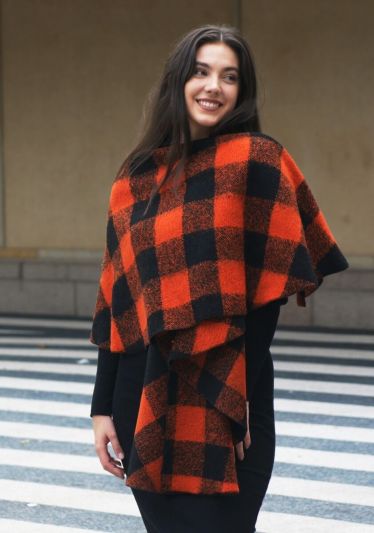 Omslagdoek/cape met oranje en zwarte ruiten