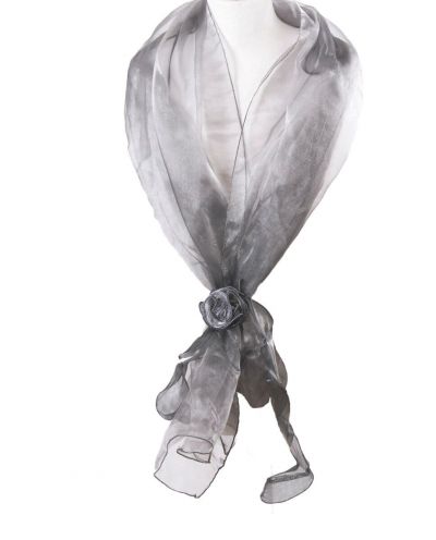 Grijze organza stola met corsage op strikband