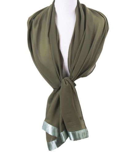 Legergroene crêpe voile stola met satijnen band 
