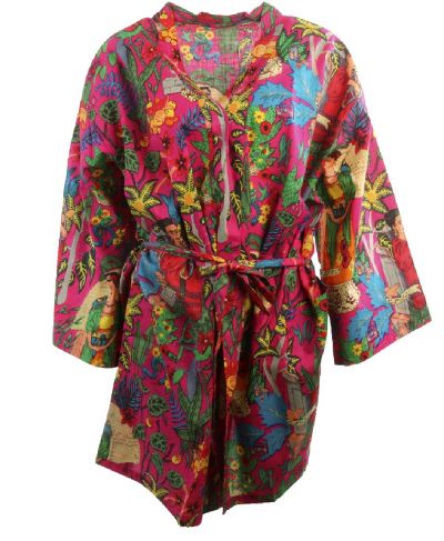Korte hardroze katoenen kimono met Frida Kahlo print