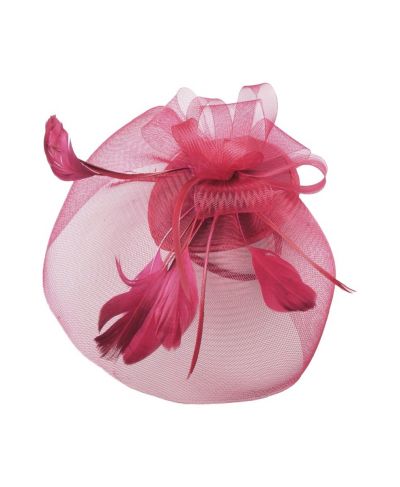 Donker rode fascinator van gaas en veren op diadeem