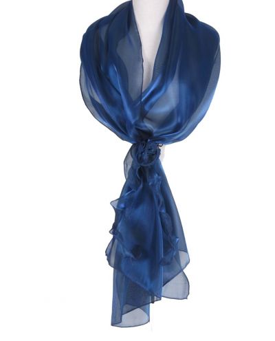 Kobaltblauwe organza stola met rozen corsage