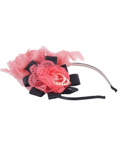 Koraal roze haaraccessoire met zwarte lintbogen, veren en parels