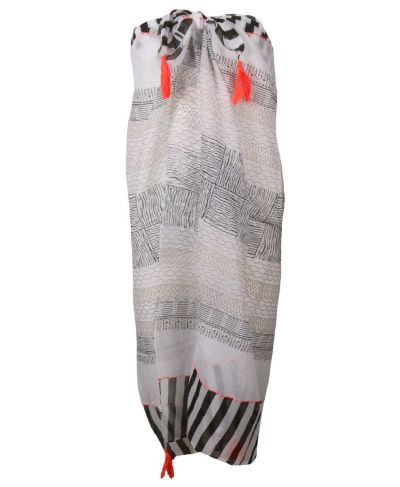 Witte sarong met ornament in goud en kwasten franjes in koraalroze