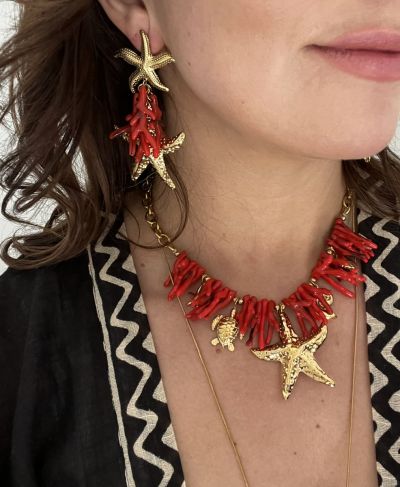 Ketting met bedels en koraal in rood