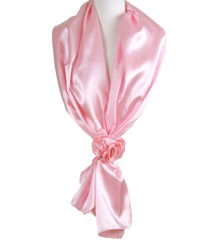 Lichtroze stola van satijn met rozen corsage 