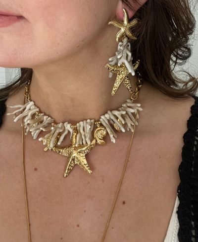 Ketting met bedels en koraal in beige