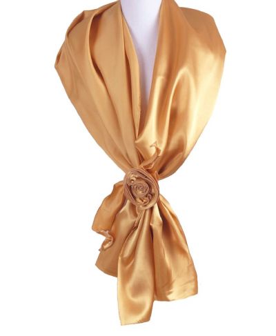 Goudkleurige satijnen stola met rozen corsage 