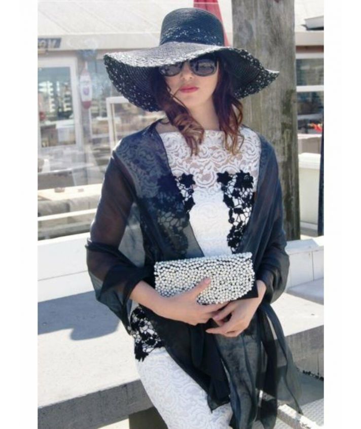 Zwarte satijnen clutch versierd met parels en kristal-strass