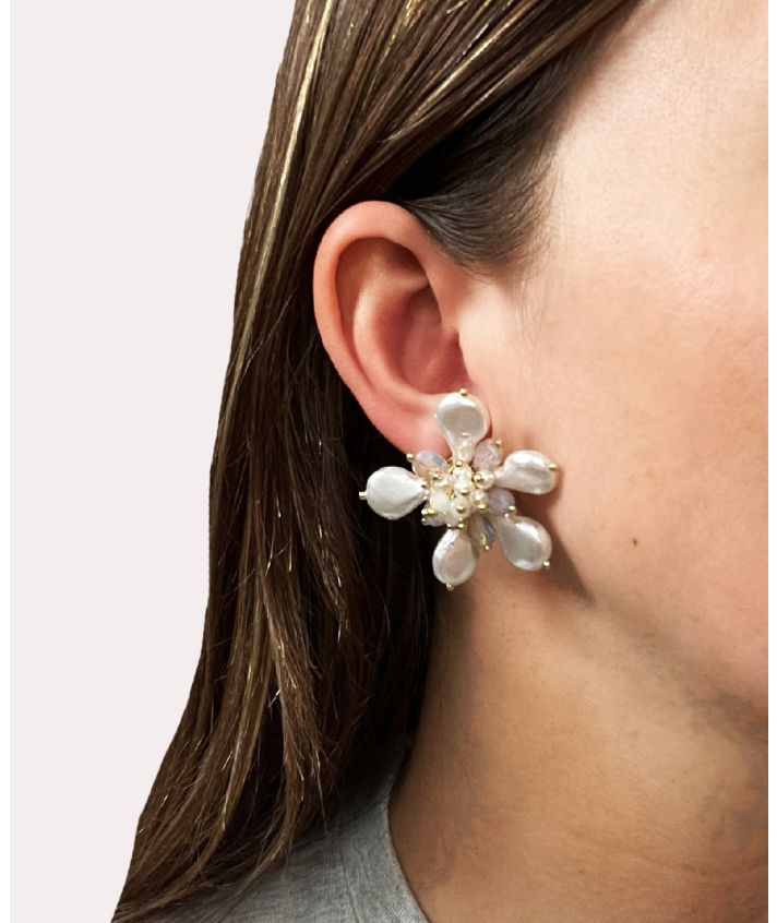 Bloemenparel oorbellen met gouden details