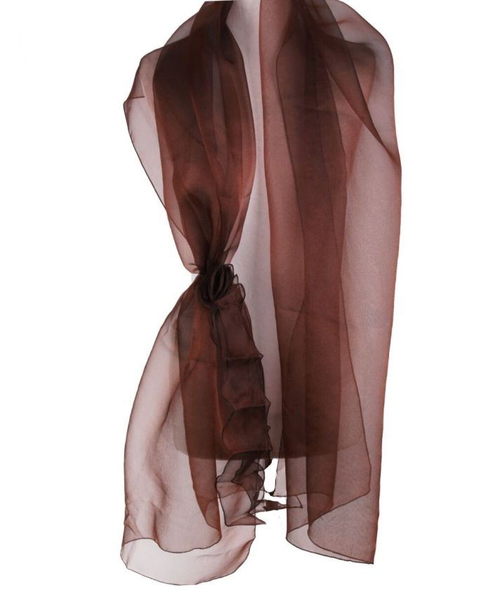 Kastanjebruine organza stola met rozencorsage