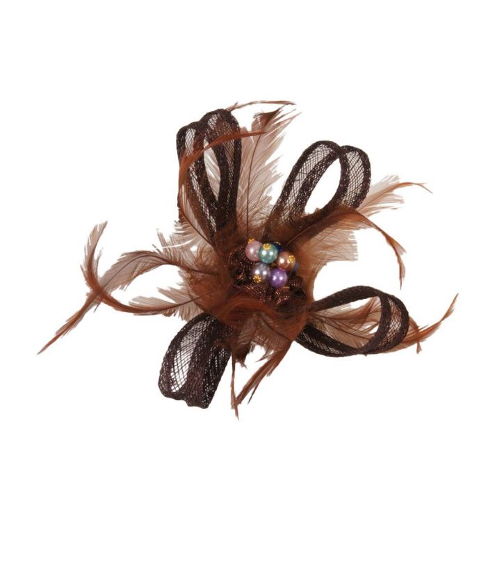 Bruine fascinator met sinamay strik, veertjes en toef van parels
