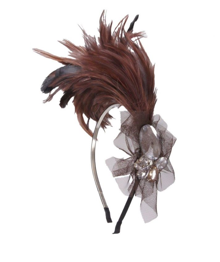 Bruine hanenveren haaraccessoire met strass en tule op haarband