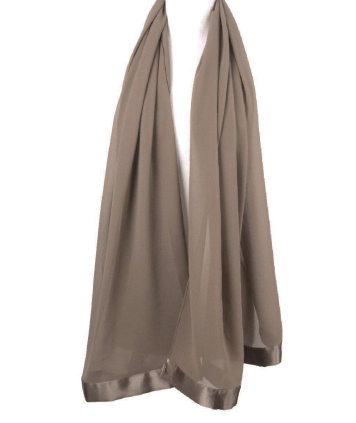 Crêpe voile stola in taupe met satijnen band