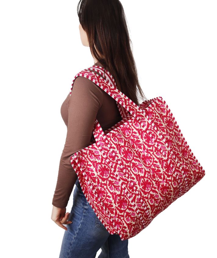 Gewatteerde shopper/schoudertas in marineblauw met bloemenprint