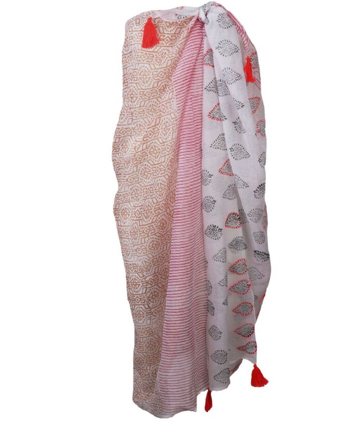 Witte sarong met ornament in goud en koraalroze
