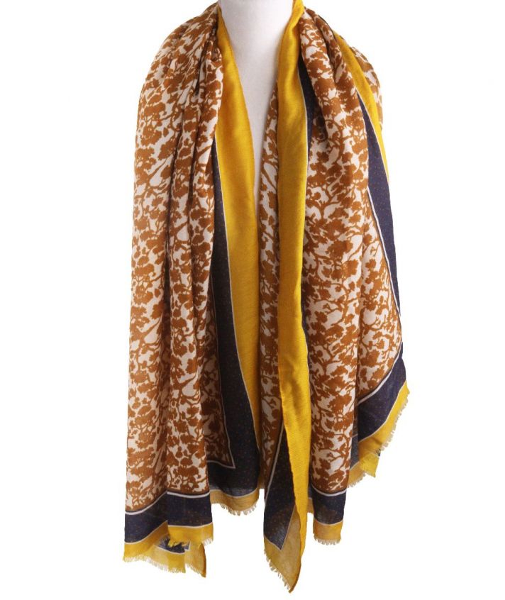 Sjaal met mixed print in camel en okergeel