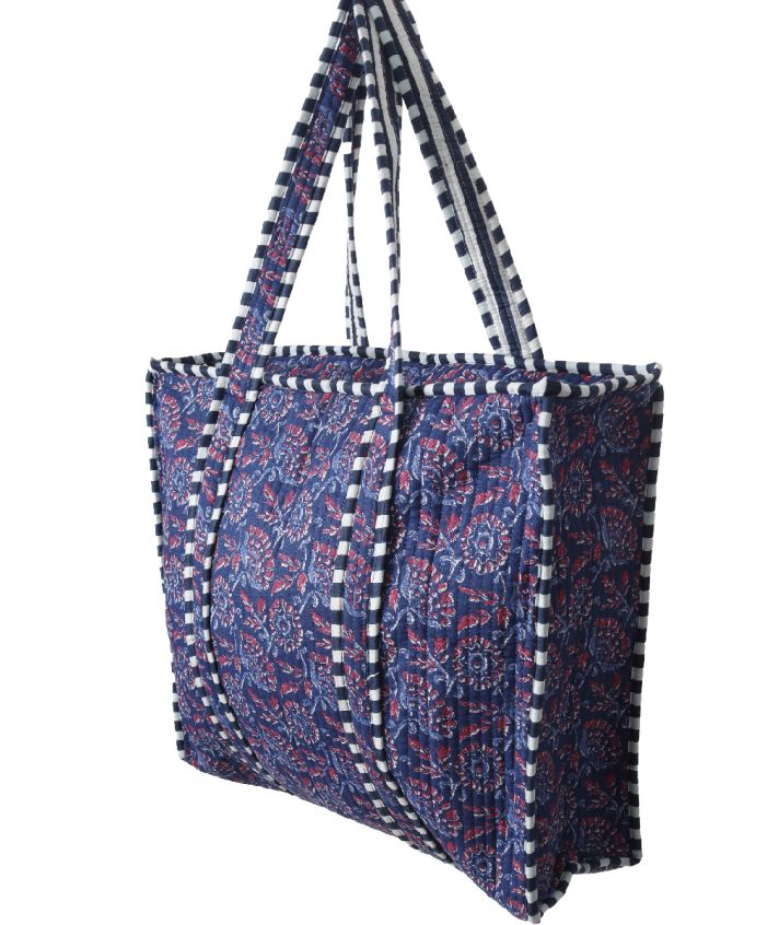 Gewatteerde shopper in donkerblauw met bloemetjes