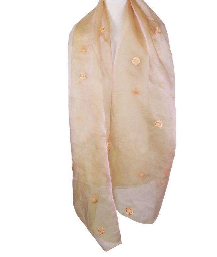 Champagne kleurige stola met roosjes
