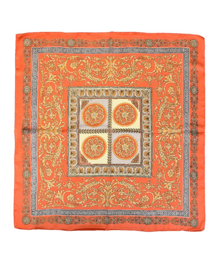 Vierkant satijnen sjaaltje – oranje met ornamentprint