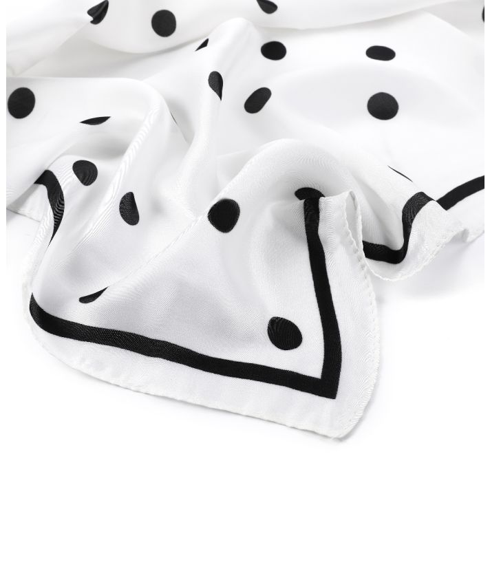 Wit satijnen sjaaltje met stippen