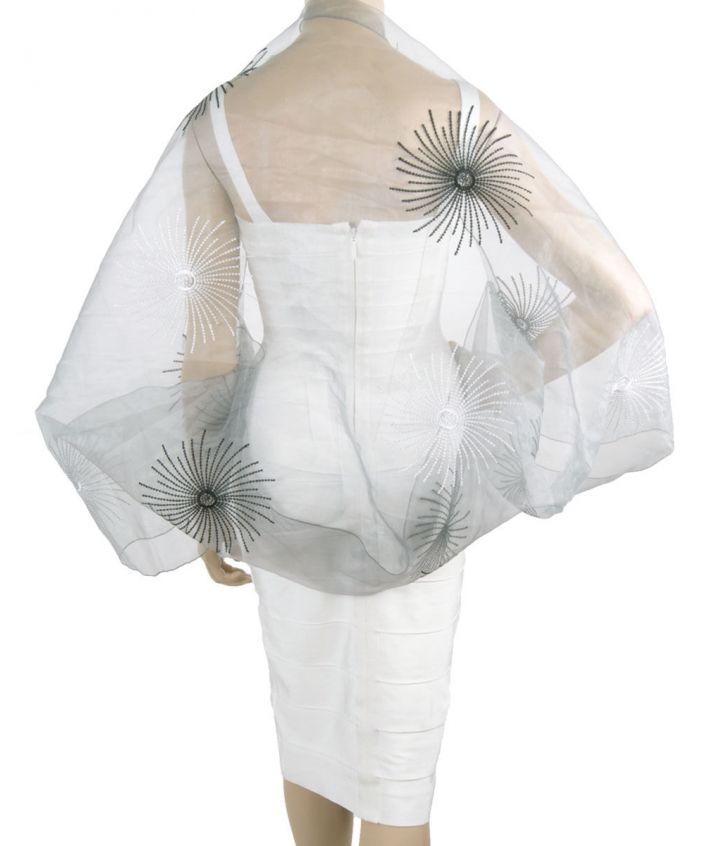 Bolero stola van grijze organza met borduursels