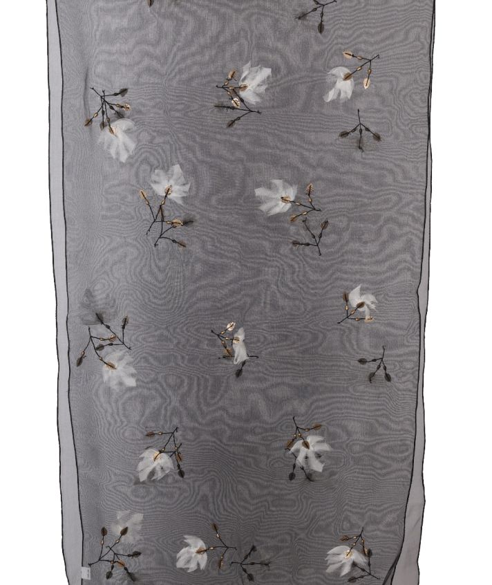 Zijden zwarte stola met bloemendetails