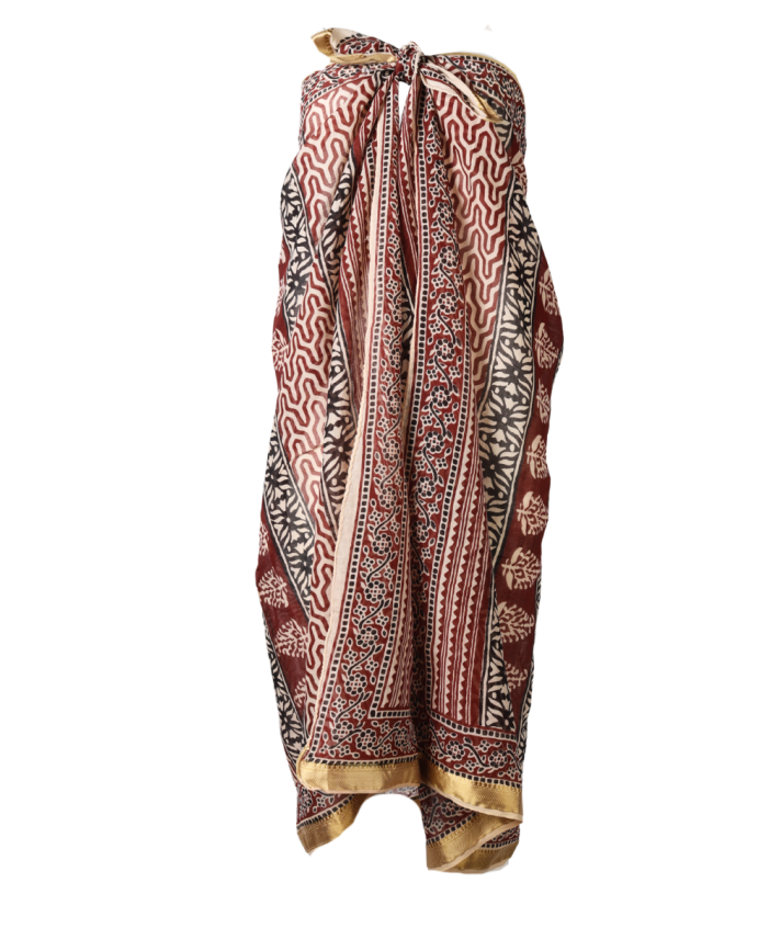 Donkerrode sarong met goudkleurige geweven band 