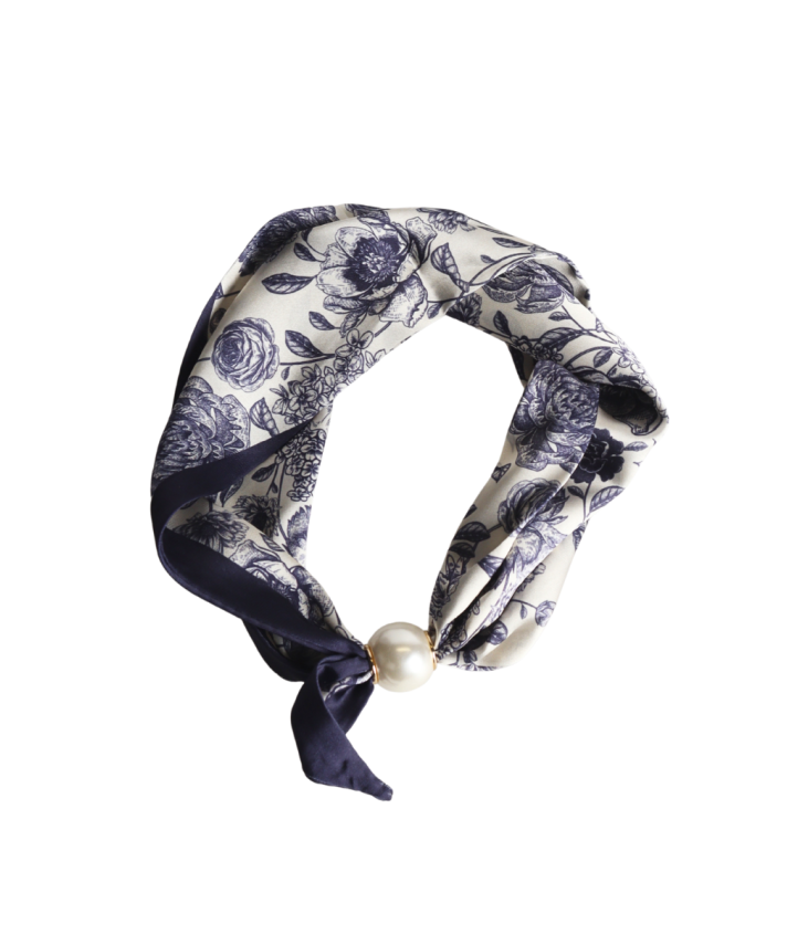 Sjaaltje met floral print en parel sluiting