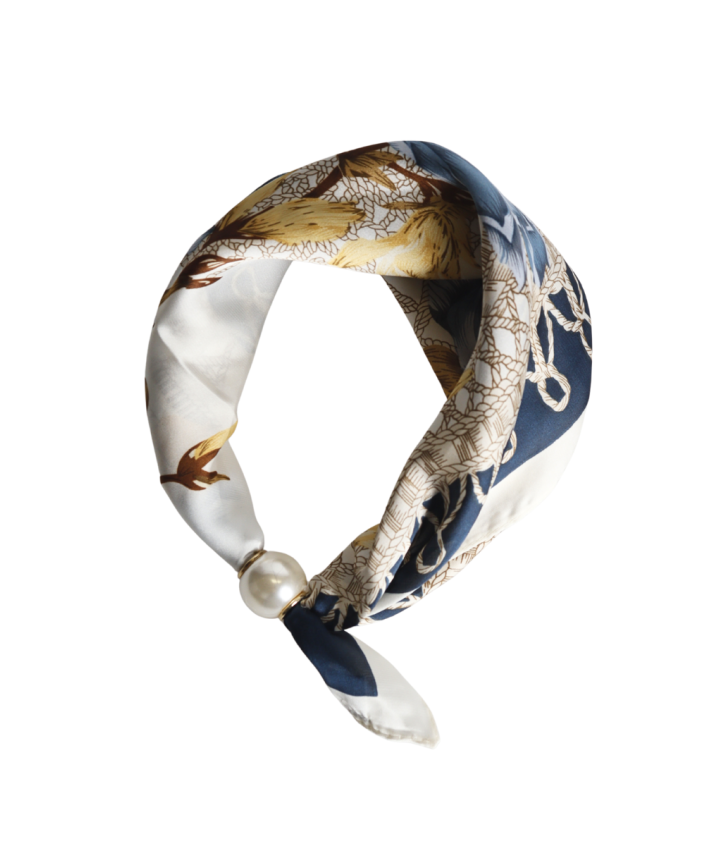 Sjaaltje met parel, ketting- en bloemenprint