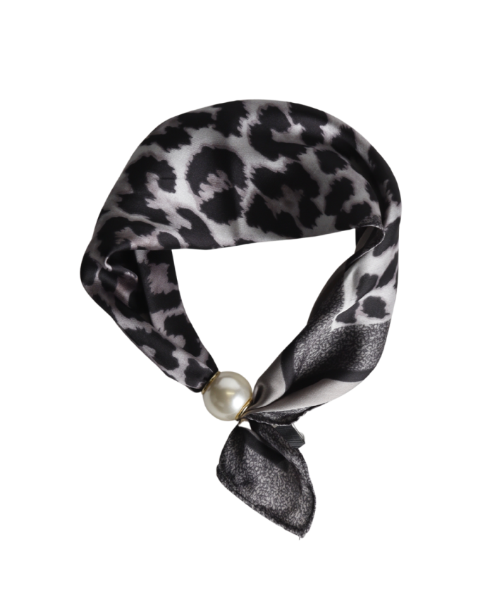 Leopard sjaaltje met parel sluiting in lichtgrijs
