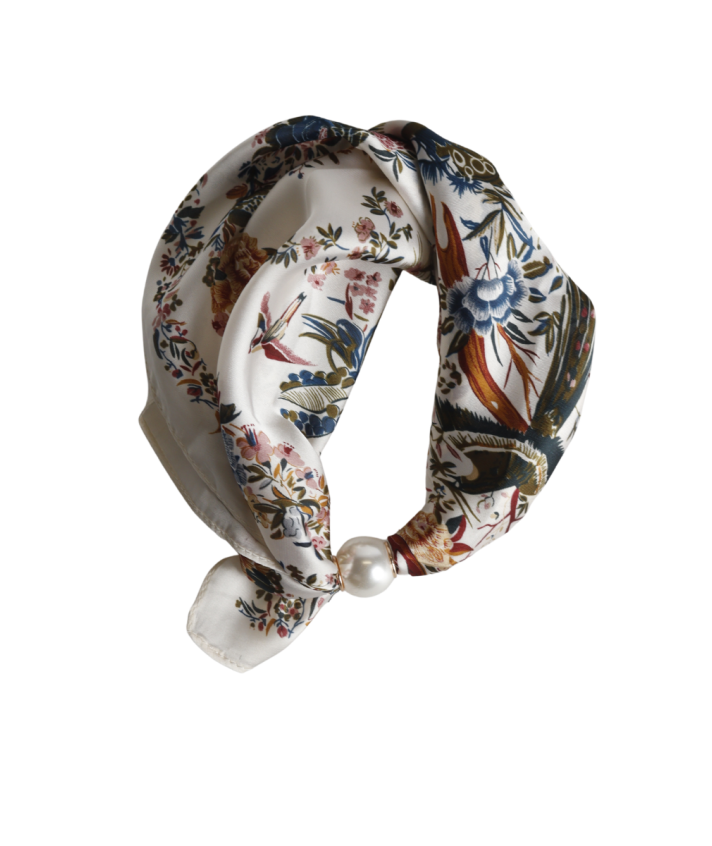 Sjaaltje met bloemen print en parel sluiting in ecru