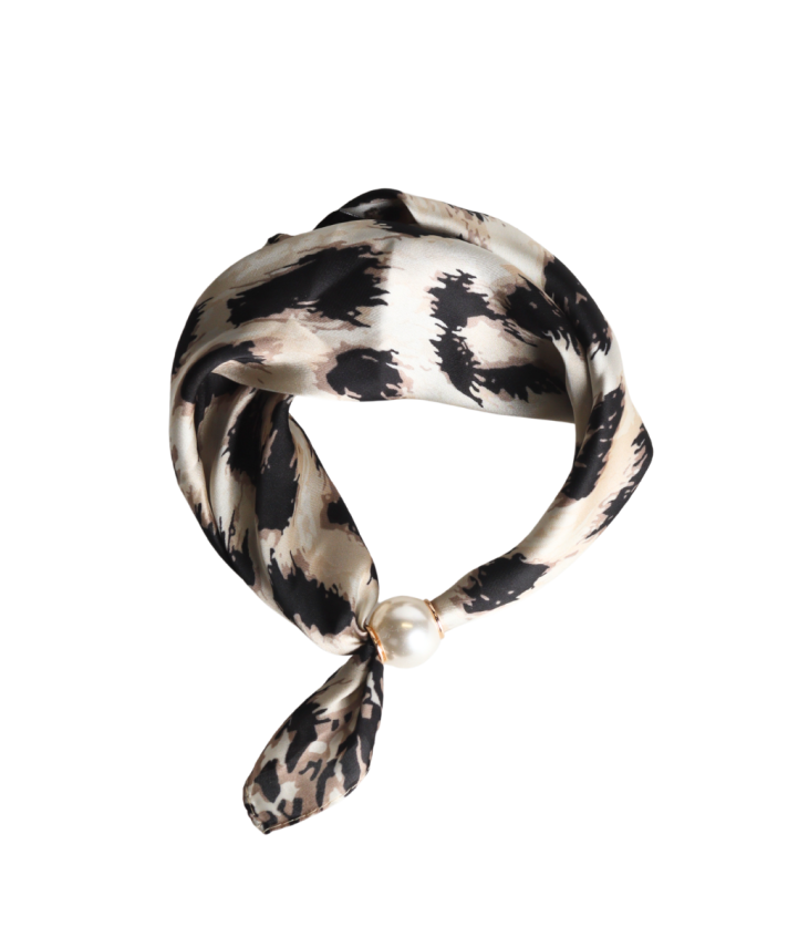 Leopard sjaaltje met parel sluiting
