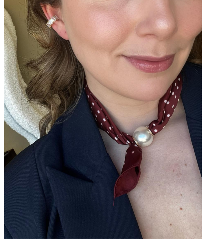 Polkadot sjaaltje met parel sluiting in donkerrood