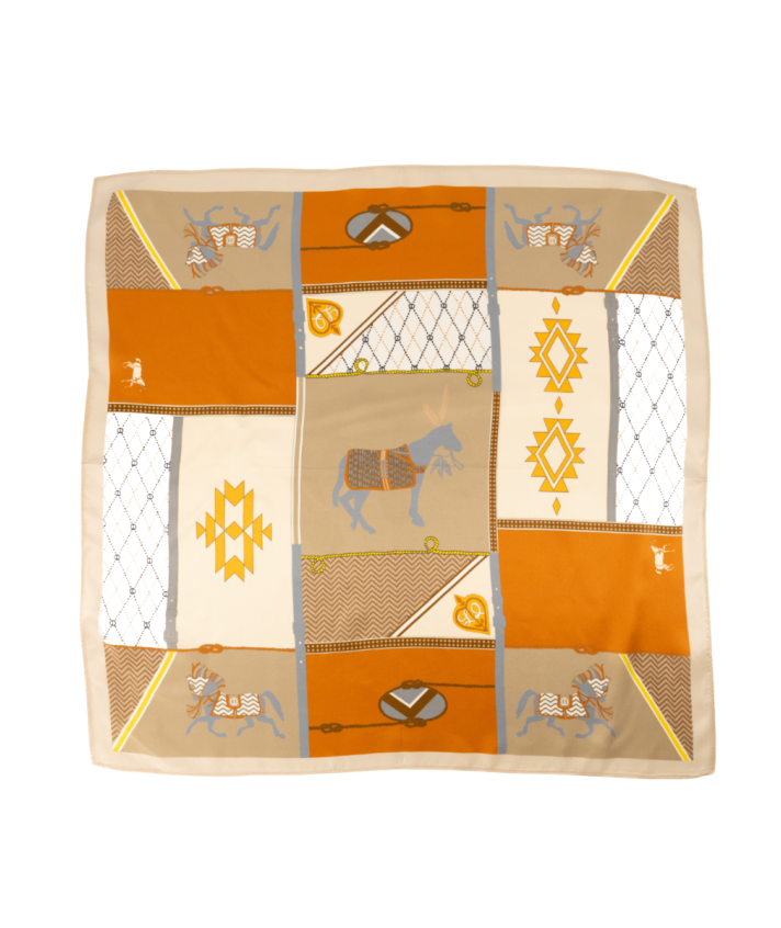 Elegant vierkant zijden sjaaltje in zachte champagnetinten met warme bruintinten en stijlvolle paardenprint. Perfect om om de hals te dragen, in het haar te knopen of aan een tas te knopen voor een verfijnde en tijdloze look.