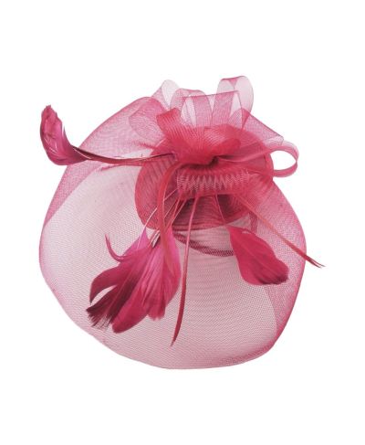 Donker rode fascinator van gaas en veren op diadeem
